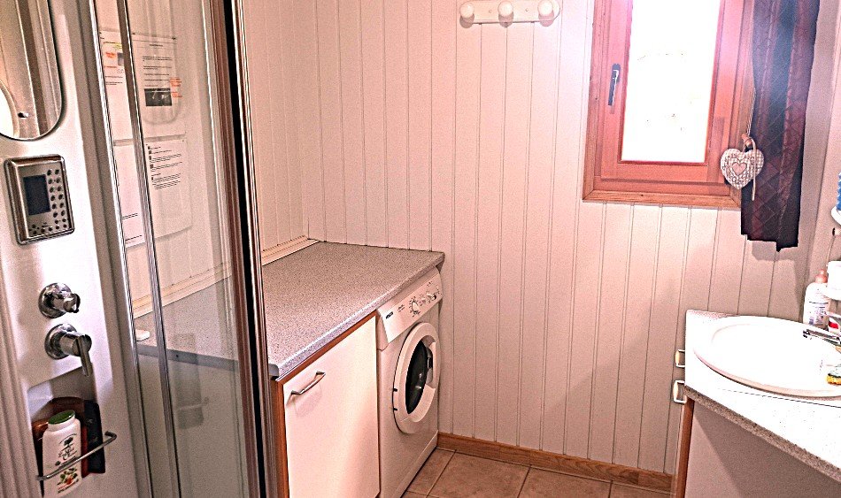 SALLE D'EAU RDC avec Machine à Laver le Linge